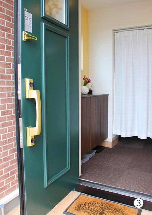 玄関ドアもグリーンが印象的なドア