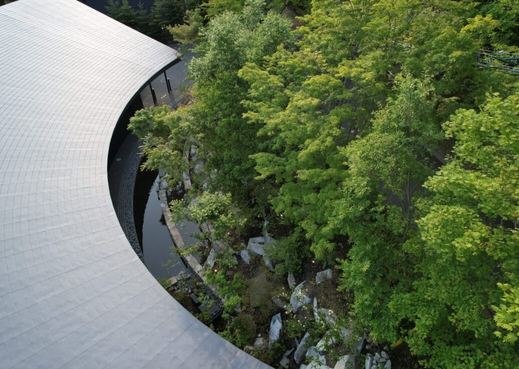 建物を囲む曲線屋根と中庭の俯瞰