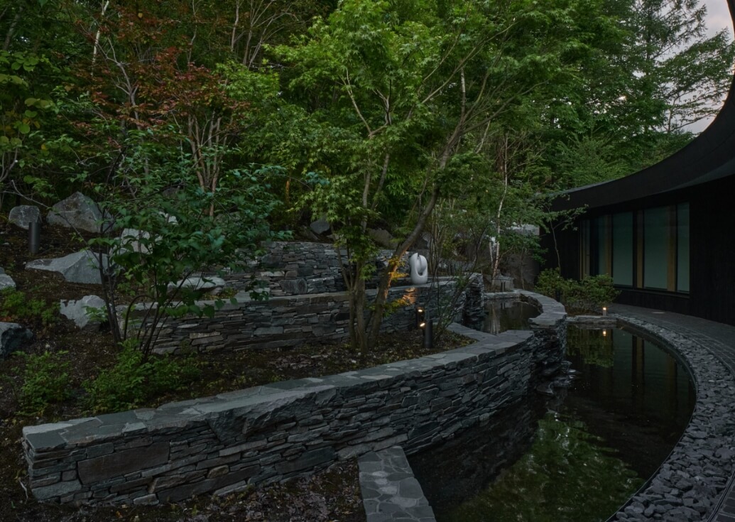 石積みの段状庭園と池のライトアップ夜景