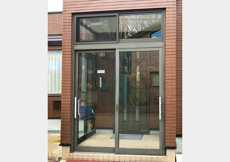 風除室のランマを引違い窓に交換！風通しの良い風除室へ
