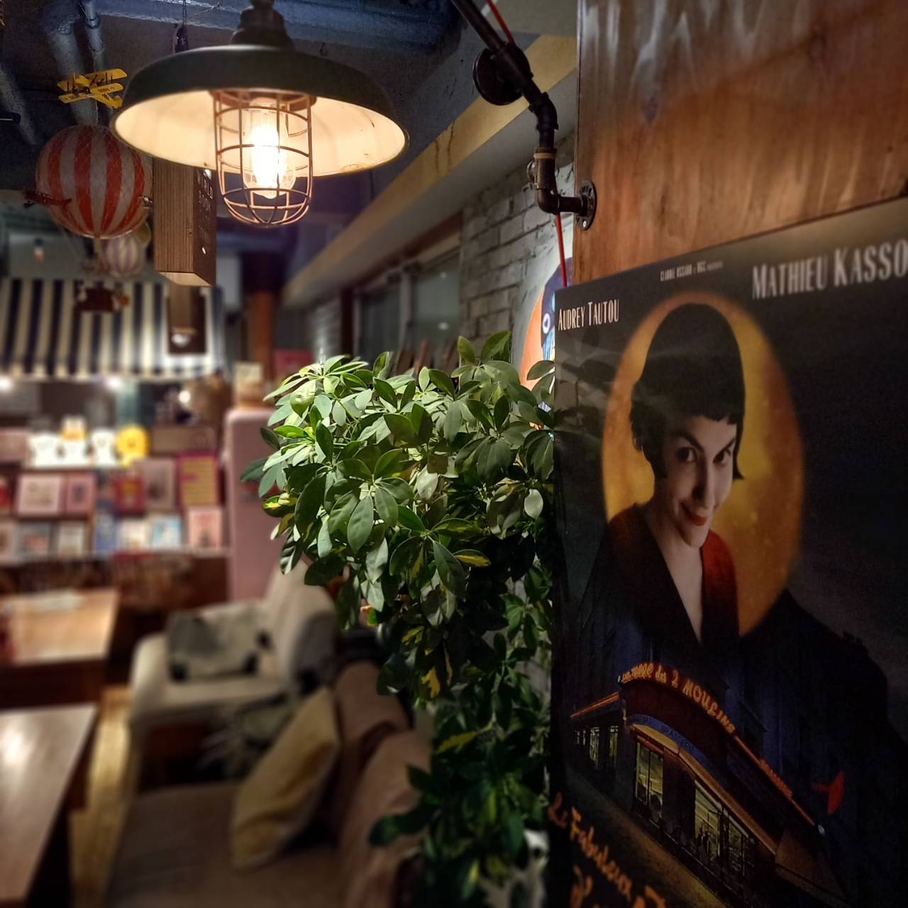 「WORLDBOOKCAFE」と「カエルヤ珈琲店」
